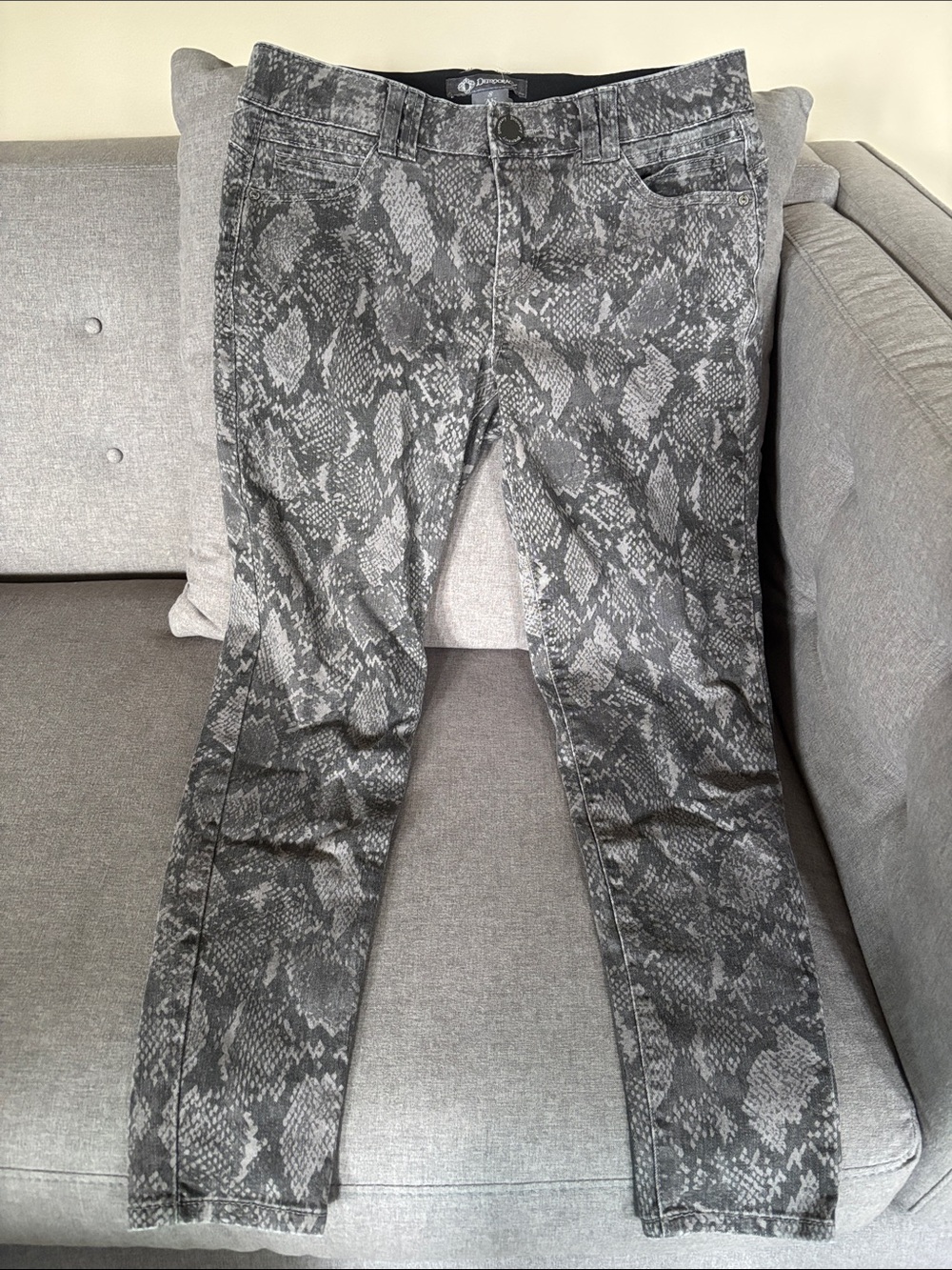 Democracy Jeans Women's Size 8 Grey Snake-Print Artsy Pattern Jeans